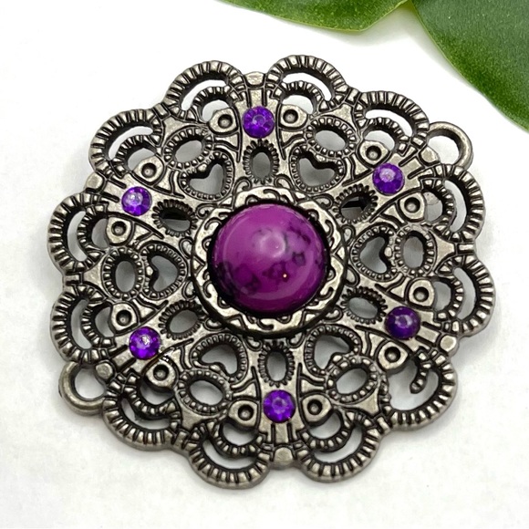 VINTAGE HOWLITE PURPLE STONE CABOCHON BROOCH WITH PURPLE RHINESTONES. - Picture 1 of 4
